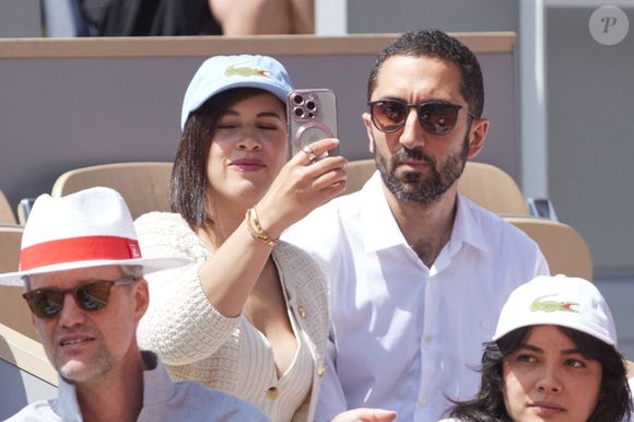 Jimmy Mohamed et sa femme Souailla - Célébrités dans les tribunes des Internationaux de France de tennis de Roland Garros 2024 à Paris le 26 mai 2024. © Moreau-Jacovides/Bestimage
