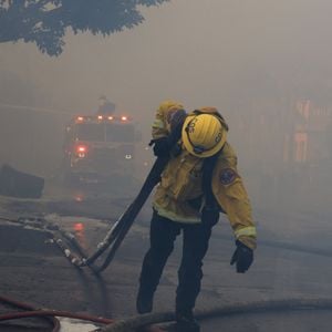 Un incendie de forêt, propagé par le vent, près de Laguna Niguel en Californie © Ruaridh Stewart/ZUMA Press Wire / Bestimage