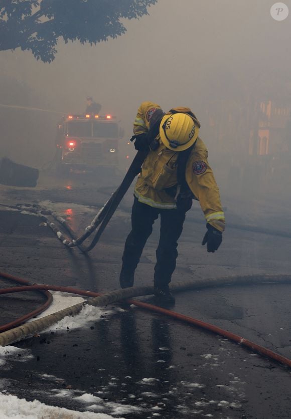 Un incendie de forêt, propagé par le vent, près de Laguna Niguel en Californie © Ruaridh Stewart/ZUMA Press Wire / Bestimage