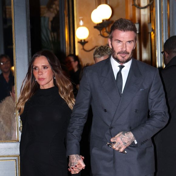 Ils étaient déjà les rois incontestés du glamour, les voilà désormais couronnés rois des affaires.

Paris, FRANCE David et Victoria Beckham sortent de leur hôtel à Paris, accompagnés de leurs fils Romeo et Cruz et de leurs amies Kim et Jackie. La famille s'est montrée élégante lors d'un dîner nocturne.



Sur la photo : David Beckham, Victoria Beckham