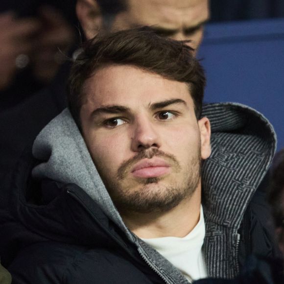 Difficile de savoir si Iris Mittenaere est aux côtés d’Antoine Dupont à Toulouse ou pas

Antoine Dupont - Célébrités assistent au match de Ligue des champions entre le PSG et l'Atlético de Madrid au Parc des Princes à Paris le 6 novembre 2024. © Cyril Moreau/Bestimage