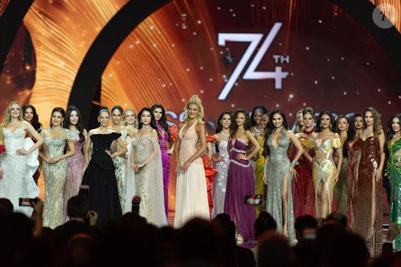 Au cœur d’une vive polémique le 4 novembre dernier, Miss Mexique avait été publiquement prise à partie par Nawat Itsaragrisil, animateur de l’élection et directeur de Miss Thaïlande. 

Les candidates posent pour une photo lors de la 74e compétition préliminaire de Miss Univers au Centre d'exposition et de convention Impact, dans la province de Nonthaburi, en Thaïlande. Photo par Teera Noisakran/SPUS/ABACAPRESS.COM