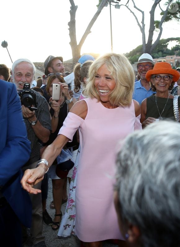Semi-Exclusive - NO WEB - NO BLOG - Le Président de la République Emmanuel Macron et sa femme la Première Dame Brigitte Macron (Trogneux) ont participé à un pot de l'amitié suivi d'un bain de foule sur la place centrale du village de Bormes-les-Mimosas, le 17 août 2018. © Jacovides/Moreau/Bestimage
