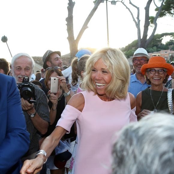 Semi-Exclusive - NO WEB - NO BLOG - Le Président de la République Emmanuel Macron et sa femme la Première Dame Brigitte Macron (Trogneux) ont participé à un pot de l'amitié suivi d'un bain de foule sur la place centrale du village de Bormes-les-Mimosas, le 17 août 2018. © Jacovides/Moreau/Bestimage