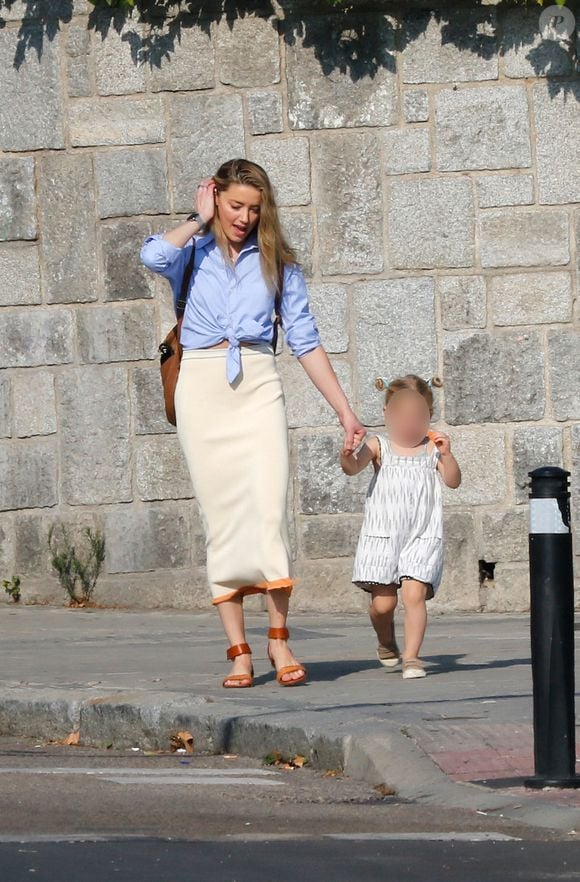 Amber Heard et sa fille Oonagh Paige Heard se promènent dans les rues de Madrid le 23 septembre 2024. Photo par Europa Press / Bestimage