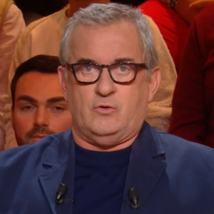 Christophe Dechavanne sur le plateau de "Quelle époque !" sur France , le 1er mars 2025.