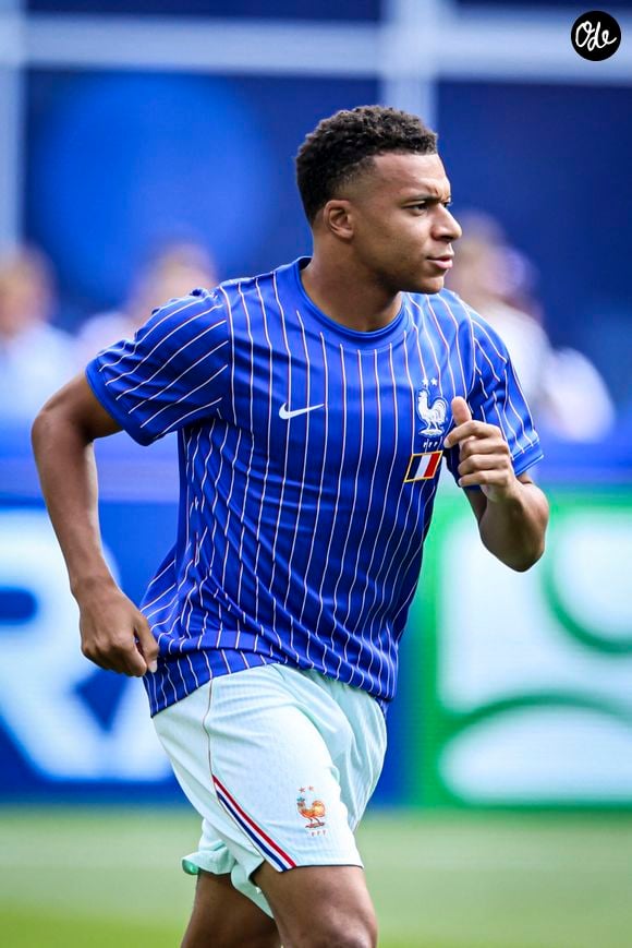 Le capitaine emblématique des Bleus concentre tous les espoirs des supporters pour décrocher une nouvelle étoile.

Kylian Mbappe.

© Bestimage