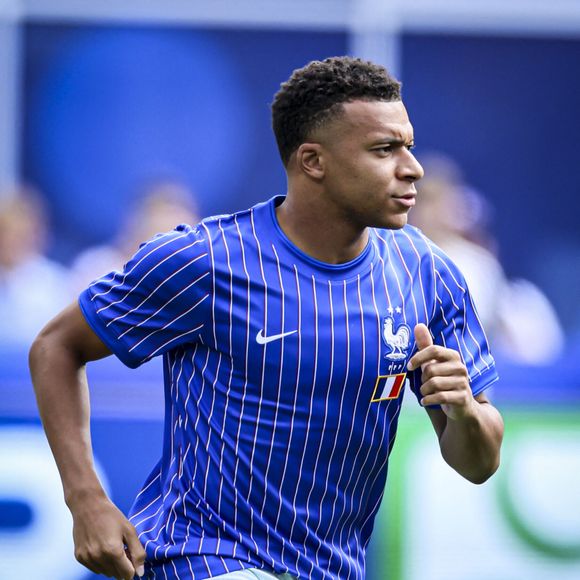 Le capitaine emblématique des Bleus concentre tous les espoirs des supporters pour décrocher une nouvelle étoile.

Kylian Mbappe.

© Bestimage