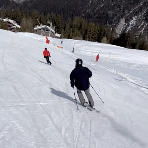 "Mon Valentin, mon partenaire de glisse", écrit tendrement la mère de Jade et Joy. 


Laeticia Hallyday et son compagnon Serge Varsano en vacances à Courchevel. Le 14 février 2026. Instagram