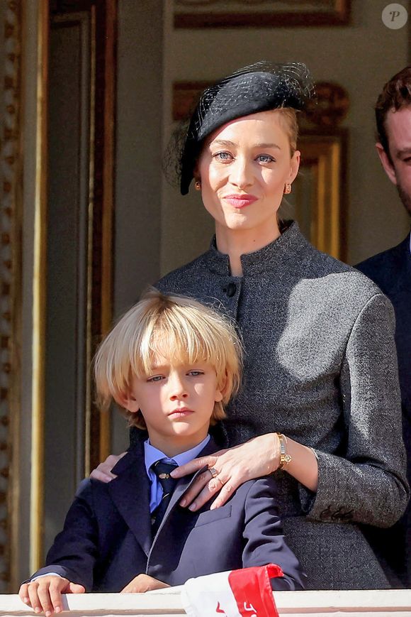 Stefano Ercole Carlo Casiraghi et Beatrice Borromeo - La famille princière de Monaco au balcon du palais, à l'occasion de la Fête Nationale de Monaco, le 19 novembre 2024. © Jacovides-Bebert/Bestimage