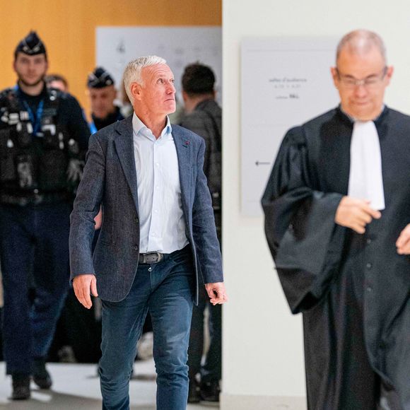 Didier Deschamps - Sorties du tribunal correctionnel de Paris en marge du procès en diffamation entre Didier Deschamps et Daniel Riolo. Le procès en diffamation opposant Didier Deschamps à Daniel Riolo s’est ouvert le 20 novembre 2025 devant la XVIIe chambre du tribunal correctionnel de Paris : Didier Deschamps reproche à Daniel Riolo d’avoir qualifié de « menteur » à propos de la blessure de Karim Benzema lors de la coupe du monde de football en 2022. France, le 20 novembre 2025. © Pierre Perusseau/Bestimage