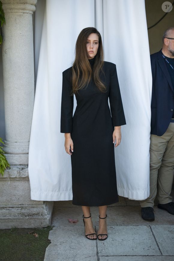 Adele Exarchopoulos - Les célébrités sur le ponton de l'hôtel Excelsior lors de la 82ème édition du festival international du film de Venise (La Mostra), Italie, le 6 septembre 2025. © SGP/Bestimage