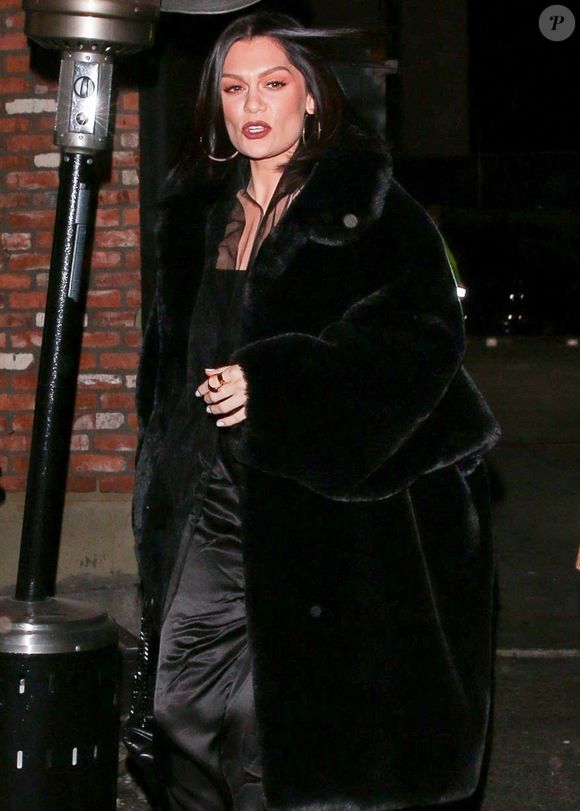 "Et c'est mon dernier concert avant de commencer mes traitements et tout le reste."

La chanteuse Jessie J va dîner avec des amis à Los Angeles le 24 novembre 2021.