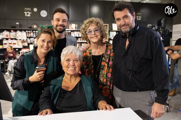 Exclusif - Mimie Mathy, Anny Duperey, Elodie Poux, Tom Villa, Arnaud Ducret en backstage du tournage de l'émission "Panique au grand magasin" diffusée le 15 décembre 2025 sur TF1. © Cyril Moreau/Bestimage