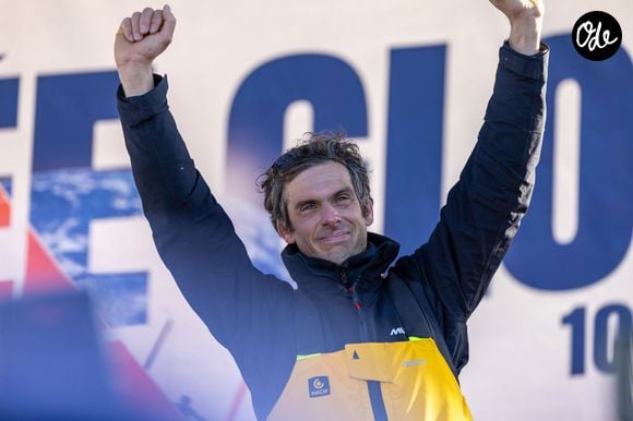Le skipper de Macif Charlie Dalin remporte la dixième édition du tour du monde en solitaire Vendée Globe en pulvérisant le record de l’épreuve en 64 jours, 19 heures 22 minutes et 49 secondes aux Sables-d'Olonne, France, le 14 janvier 2025. © Alexis Courcoux/Psnewz/Bestimage