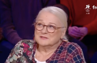 Josiane Balasko confie dans "Quelle époque !", sur France 2, avoir plusieurs collections de "mauvais goût".