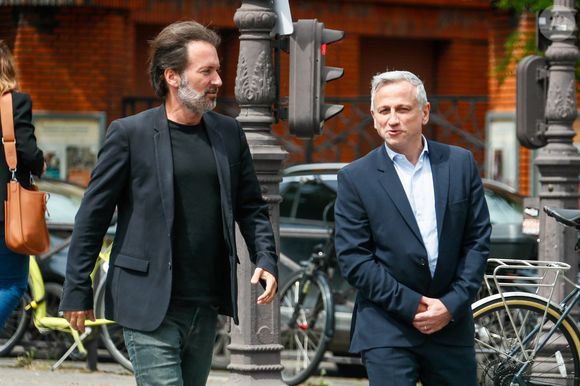 Vincent Pujol et Lionel Stan aux arrivées aux obsèques du producteur Humbert Ibach (Mémé Ibach), figure du disque et de la TV des années 70/90, en l’église Notre Dame d’Auteuil à Paris, France, le 12 mai 2025. © Christophe Clovis/Bestimage