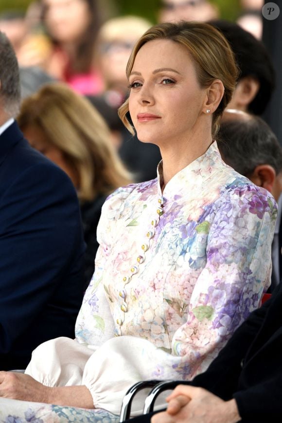 La princesse a ainsi confirmé son statut d’icône de style.

Le Prince Albert II de Monaco, la princesse Charlene de Monaco et la princesse Akiko de Mikasa du Japon, ont célébré les 20 ans de relations diplomatiques entre le Japon et Monaco, sur le parvis du Grimaldi Forum, près du jardin japonais. © Bruno Bebert/Bestimage