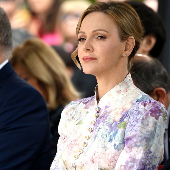 La princesse a ainsi confirmé son statut d’icône de style.

Le Prince Albert II de Monaco, la princesse Charlene de Monaco et la princesse Akiko de Mikasa du Japon, ont célébré les 20 ans de relations diplomatiques entre le Japon et Monaco, sur le parvis du Grimaldi Forum, près du jardin japonais. © Bruno Bebert/Bestimage