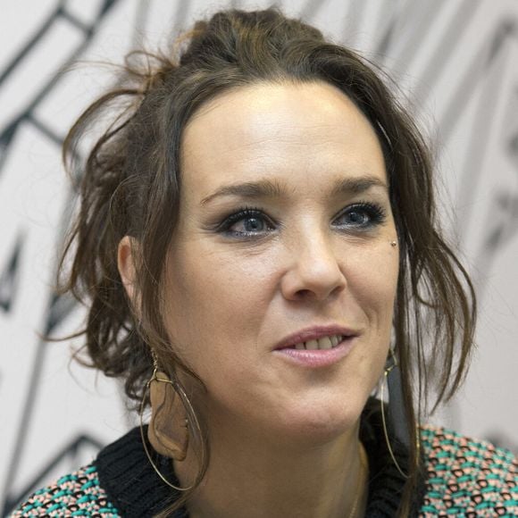 La chanteuse française ZAZ (Isabelle Geffoy) s'entretient avec des journalistes lors d'une interview pour l'Agence de presse tchèque avant le concert Effet Miroir à Prague, en République tchèque, le 19 février 2019. Photo de Katerina Sulova/CTK Photo/ABACAPRESS.COM