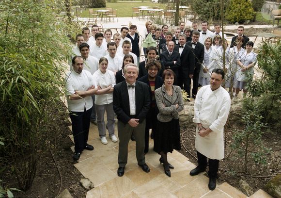 Patrick Bertron, chef du relais de Bernard Loiseau, la veuve de Bernard Loiseau Domnique Loiseau, le directeur Hubert Couilloud et l'équipe posent à l'hôtel de la Côte d'Or à Saulieu, en 2004. ©Jean-Claude Woestelandt / Bestimage