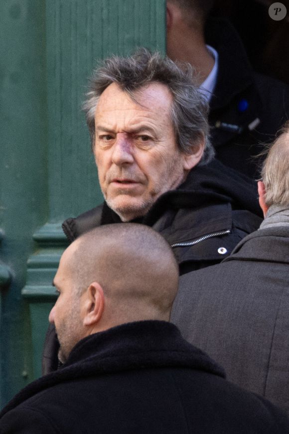 Jean-Luc Reichmann - Arrivées aux obsèques de Brigitte Bardot en l'église Paroissiale Notre-Dame-de-l'Assomption de Saint-Tropez, France, le 7 janvier 2026.  Brigitte Bardot, figure emblématique du cinéma français et icône internationale, est décédée le 28 décembre 2025 à l'âge de 91 ans dans sa mythique propriété de La Madrague, à Saint-Tropez (France). Révélée au monde entier par son rôle dans "Et Dieu... créa la femme", elle avait contribué à faire de Saint-Tropez un lieu mondialement connu. L'actrice sera inhumée le 7 janvier 2026 au cimetière marin de Saint-Tropez, aux côtés de son père Louis Bardot (1896-1975) et de sa mère Anne-Marie Mucel (1912-1978). Une cérémonie religieuse se tiendra auparavant dans l'église de Saint-Tropez, où proches, personnalités et anonymes pourront lui rendre un dernier hommage. © Jacovides-Moreau/Bestimage