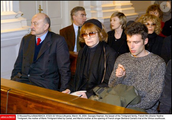 Georges Kiejman, l'avocat de la famille Trintignant, la réalisatrice française Nadine Trintignant, la mère de Marie Trintignant tuée par Cantat, et Vincent, le frère de Marie, à l'ouverture du procès du chanteur français Bertrand Cantat au palais de justice de Vilnius. © Mousse/Hounsfield/ABACA