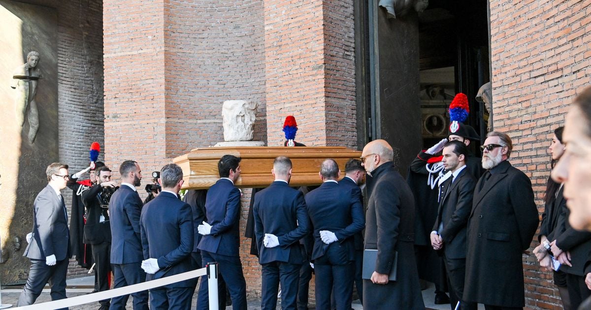 Au revoir Valentino : Anne Hathaway, Anna Wintour, Tom Ford ... De nombreuses personnalités présentes à Rome pour le dernier voyage du célèbre couturier