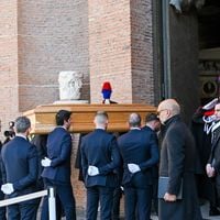 Au revoir Valentino : Anne Hathaway, Anna Wintour, Tom Ford ... De nombreuses personnalités présentes à Rome pour le dernier voyage du célèbre couturier