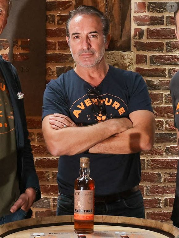 Exclusif - Jean Dujardin et ses trois partenaires, Antoine Gravouil, Olivier Carsoule et Éric Lafon, fondateurs de la distillerie Bordeaux Distilling Co, basée dans le quartier de Bacalan, lancent leur premier whisky, au nom évocateur : Aventure, à Bordeaux, France, le 1er octobre 2025. © Fabien Cottereau/Bestimage