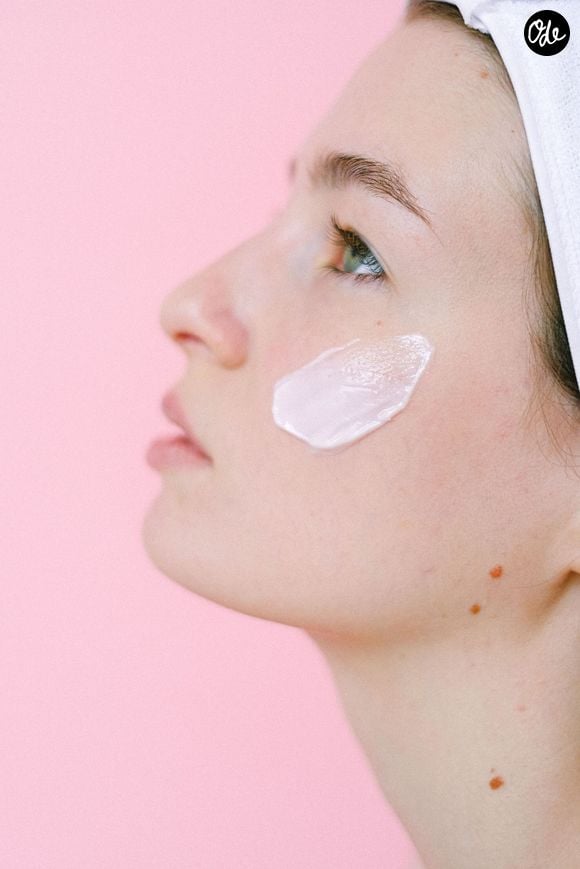 Pour discipliner les cheveux : une petite quantité peut aider à dompter les mèches rebelles et les cheveux électriques.

Pexels