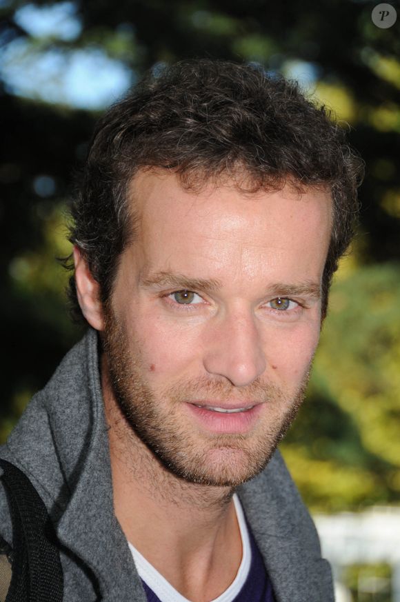 "Si l’État donnait les moyens, je suis certain que ce handicap serait moins prononcé. Là, on l’alourdit. Il n’y a rien qui est vraiment fait et c’est un drame", a-t-il poursuivi.

Guillaume Cramoisan au 'Festival Des Scenaristes En Serie' à Aix-Les-Bains, France, le 19 octobre 2008. Photo Helder Januario/ABACAPRESS.COM