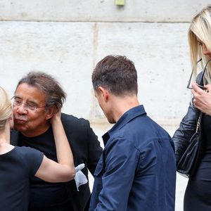 Hugo Clément, Audrey Crespo-Mara, Laurent Voulzy et sa compagne Isaure Le Faou - Sorties des obsèques de Thierry Ardisson en l’église Saint-Roch de Paris, France, le 17 juillet 2025. © Clovis-Jacovides/Bestimage