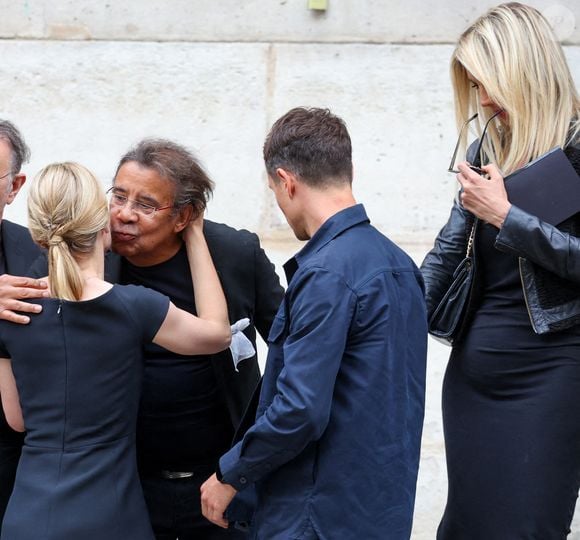Ultime hommage à l'Homme en noir à Paris : la compagne de Laurent Voulzy  attire tous les regards... car son allure est au coeur du débat ! : Le  diaporama - Purepeople
