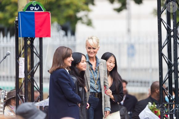 Anne Hidalgo, Maire de Paris, Laeticia Hallyday et ses filles Joy et Jade - Inauguration de l'esplanade "Johnny Hallyday" et de la statue "Quelque chose de ..." de l'artiste Bertrand Lavier sur le parvis de la salle de concert AccorHotels Arena Paris Bercy à Paris. Le 14 septembre 2021
