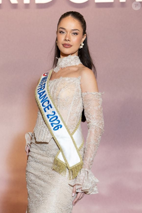À l'issue de cette grande première, le bilan est incontestable : deux tiers des stocks se sont littéralement envolés, trouvant une seconde vie dans les penderies des clientes. 

Hinaupoko Devèze (Miss France 2026) - Photocall de l'avant-première mondiale parisienne de la saison 4 Netflix de "Bridgerton" au Palais Brongniart à Paris, France, le 14 janvier 2026. © Cyril Moreau/Bestimage