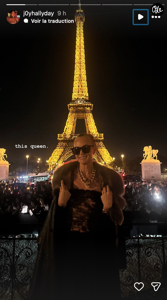 Elle a notamment publié une photo de sa mère devant la Tour Eiffel avec les mots "this queen".

Capture Instagram - Joy Hallyday