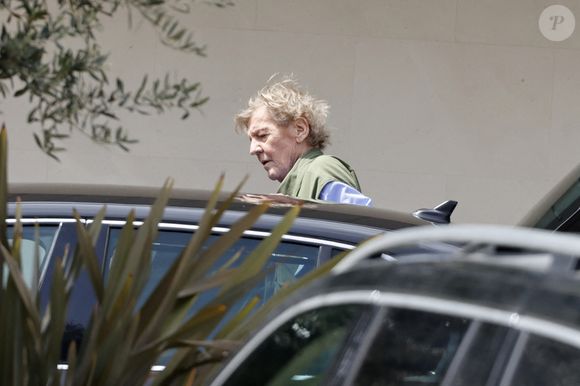 Après plusieurs semaines d'hospitalisation, le prince Ernst-August de Hanovre quitte l'hôpital Ruber International à Madrid, le 21 avril 2025. Europa Press / Bestimage