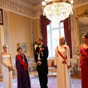 Le soir du 23 juin 2025, Leurs Majestés le roi Harald V et la reine Sonja de Norvège ont offert un dîner d'État au Palais royal d'Oslo en l'honneur du président français Emmanuel Macron et de la Première dame Brigitte Macron, dans le cadre de leur visite officielle en Norvège. Des membres de la famille royale norvégienne, dont le prince héritier Haakon, la princesse héritière Mette-Marit et la princesse Alexandra, étaient également présents. Photo : Jeanne Accorsini/Pool/ABACAPRESS.COM