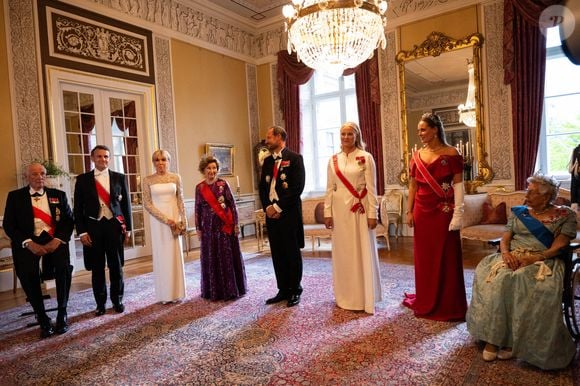 Le soir du 23 juin 2025, Leurs Majestés le roi Harald V et la reine Sonja de Norvège ont offert un dîner d'État au Palais royal d'Oslo en l'honneur du président français Emmanuel Macron et de la Première dame Brigitte Macron, dans le cadre de leur visite officielle en Norvège. Des membres de la famille royale norvégienne, dont le prince héritier Haakon, la princesse héritière Mette-Marit et la princesse Alexandra, étaient également présents. Photo : Jeanne Accorsini/Pool/ABACAPRESS.COM