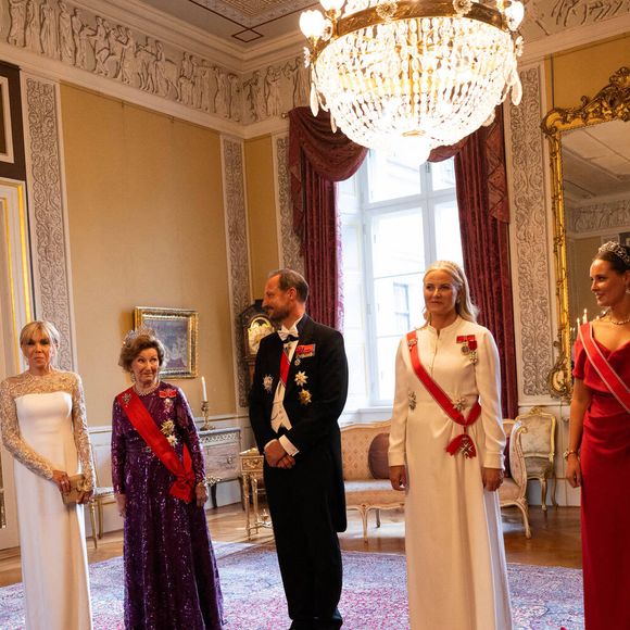 Le soir du 23 juin 2025, Leurs Majestés le roi Harald V et la reine Sonja de Norvège ont offert un dîner d'État au Palais royal d'Oslo en l'honneur du président français Emmanuel Macron et de la Première dame Brigitte Macron, dans le cadre de leur visite officielle en Norvège. Des membres de la famille royale norvégienne, dont le prince héritier Haakon, la princesse héritière Mette-Marit et la princesse Alexandra, étaient également présents. Photo : Jeanne Accorsini/Pool/ABACAPRESS.COM