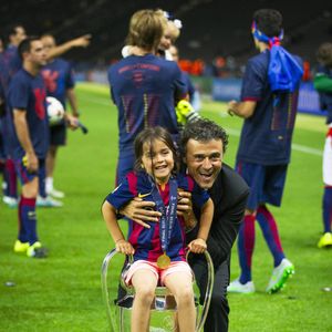 Une scène de bonheur familial qui rappelle aussi une absence impossible à combler : celle de Xana, sa plus jeune fille, décédée en 2019 à l’âge de 9 ans.

Luis Enrique, entraîneur du FC Barcelone, célèbre la victoire de son équipe en finale de la Ligue des champions de l'UEFA avec sa fille Xana Martinez après le match opposant la Juventus au FC Barcelone à l'Olympiastadion de Berlin, en Allemagne. © Imago/PsnewZ/Bestimage