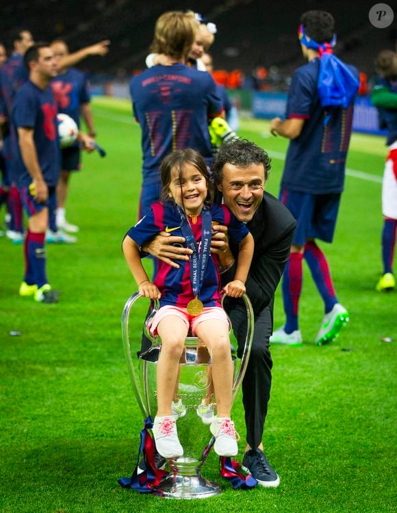 Une scène de bonheur familial qui rappelle aussi une absence impossible à combler : celle de Xana, sa plus jeune fille, décédée en 2019 à l’âge de 9 ans.

Luis Enrique, entraîneur du FC Barcelone, célèbre la victoire de son équipe en finale de la Ligue des champions de l'UEFA avec sa fille Xana Martinez après le match opposant la Juventus au FC Barcelone à l'Olympiastadion de Berlin, en Allemagne. © Imago/PsnewZ/Bestimage