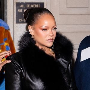 Rihanna porte une tenue noire élégante pour soutenir le défilé de mode AWGE de son petit ami A$AP Rocky lors de la Semaine de la mode de New York.

©BestImage
