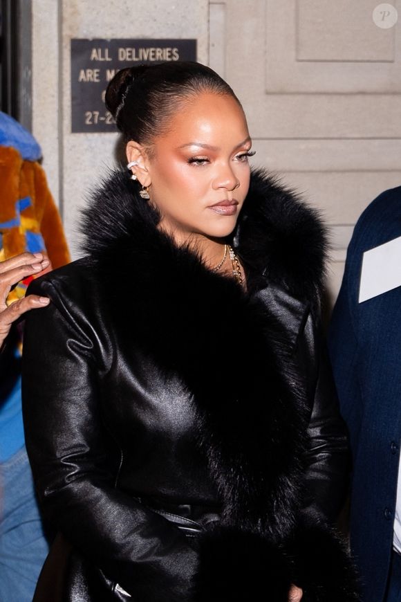 Rihanna porte une tenue noire élégante pour soutenir le défilé de mode AWGE de son petit ami A$AP Rocky lors de la Semaine de la mode de New York.

©BestImage