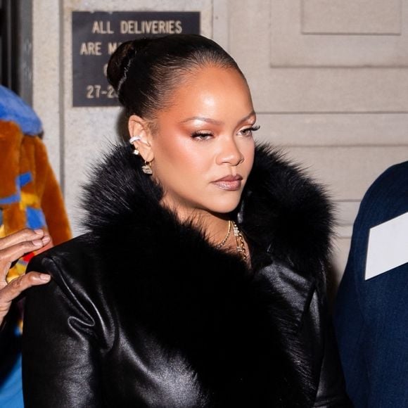 Rihanna porte une tenue noire élégante pour soutenir le défilé de mode AWGE de son petit ami A$AP Rocky lors de la Semaine de la mode de New York.

©BestImage