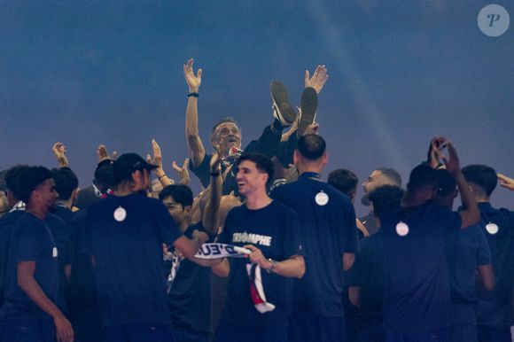 Luis Enrique - Les joueurs du PSG célèbrent leur titre de Champion d'Europe au Parc Des Princes à Paris, le 1er juin 2025.
© Cyril Moreau/Bestimage