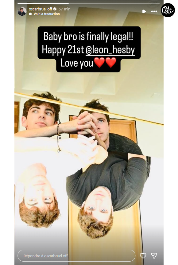 Sur son propre compte Instagram, le jeune homme a partagé une photo complice où les deux frères prennent la pose côte à côte devant un miroir. "Baby bro is finally legal!! Happy 21st @leon_hesby Love you" 

Oscar Bruel célèbre l'anniversaire de son petit frère Léon.