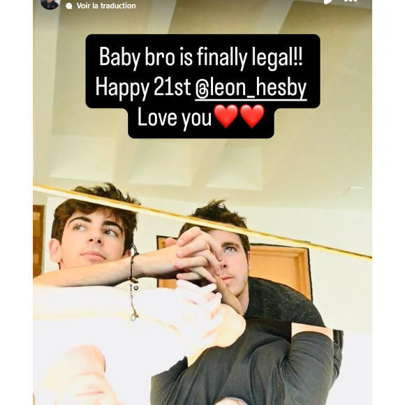 Sur son propre compte Instagram, le jeune homme a partagé une photo complice où les deux frères prennent la pose côte à côte devant un miroir. "Baby bro is finally legal!! Happy 21st @leon_hesby Love you" 

Oscar Bruel célèbre l'anniversaire de son petit frère Léon.