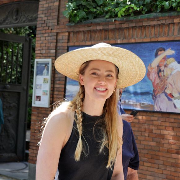 Amber Heard célèbre une maternité choisie, intime et libératrice, avec un message fort adressé à toutes les mères.

L'actrice Amber Heard quitte le musée Sorolla, le 11 mai 2023, à Madrid en Espagne. Photo par José Ramón Hernando/Europa Press/ABACAPRESS.COM